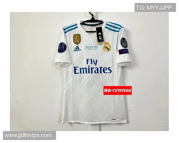 足球明星亲自送球衣给粉丝传递热爱与梦想的温暖时刻