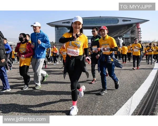 香港足球明星队在赛道上奋力奔跑的精彩瞬间展现团队精神与拼搏意志