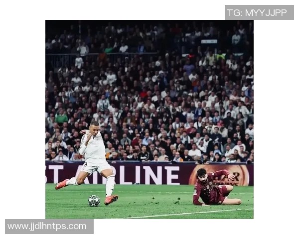 足球明星比赛中途紧急上厕所引发的趣味故事与球迷反应分析